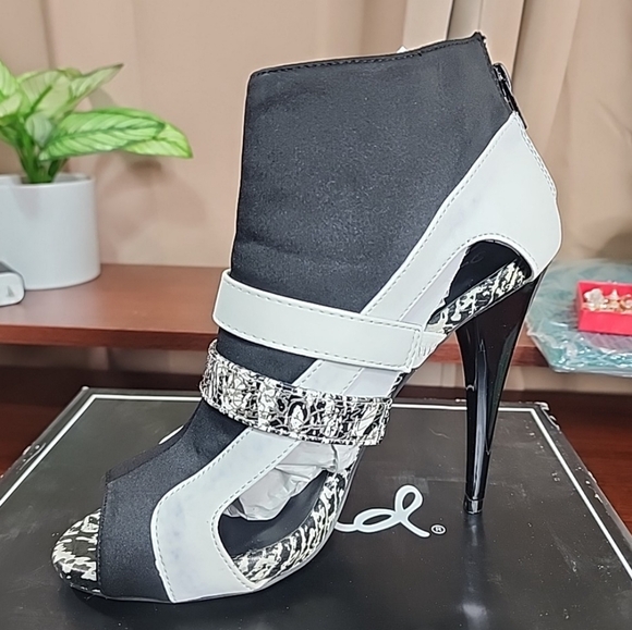 Beautiful Black And White Heels. Size 8 - Picture 1 of 7
